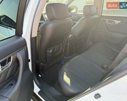 Белый Инфинити QX70, объемом двигателя 3.7 л и пробегом 74 тыс. км за 19900 $, фото 11 на Automoto.ua