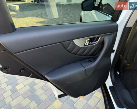 Белый Инфинити QX70, объемом двигателя 3.7 л и пробегом 66 тыс. км за 19800 $, фото 12 на Automoto.ua