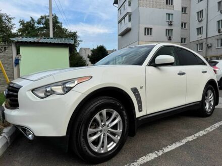 Белый Инфинити QX70, объемом двигателя 3.7 л и пробегом 145 тыс. км за 19000 $, фото 1 на Automoto.ua