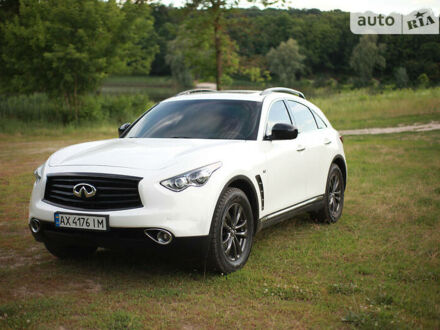 Белый Инфинити QX70, объемом двигателя 3.7 л и пробегом 165 тыс. км за 20490 $, фото 1 на Automoto.ua