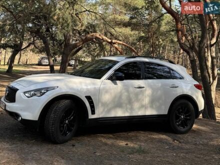 Белый Инфинити QX70, объемом двигателя 3.7 л и пробегом 151 тыс. км за 19950 $, фото 1 на Automoto.ua