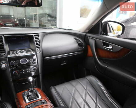 Черный Инфинити QX70, объемом двигателя 3.7 л и пробегом 150 тыс. км за 19500 $, фото 13 на Automoto.ua