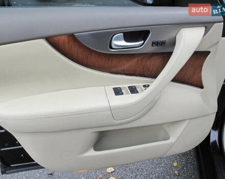 Черный Инфинити QX70, объемом двигателя 3.7 л и пробегом 235 тыс. км за 17300 $, фото 24 на Automoto.ua