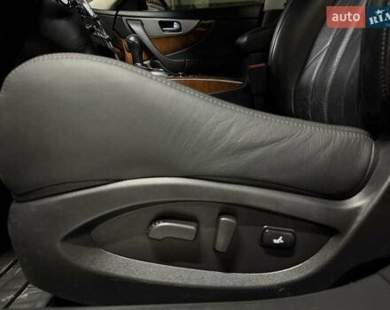 Черный Инфинити QX70, объемом двигателя 3.7 л и пробегом 151 тыс. км за 19700 $, фото 25 на Automoto.ua