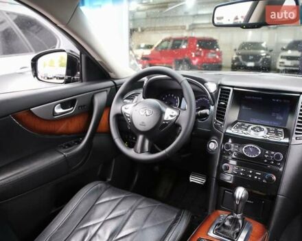 Черный Инфинити QX70, объемом двигателя 3.7 л и пробегом 150 тыс. км за 19500 $, фото 12 на Automoto.ua