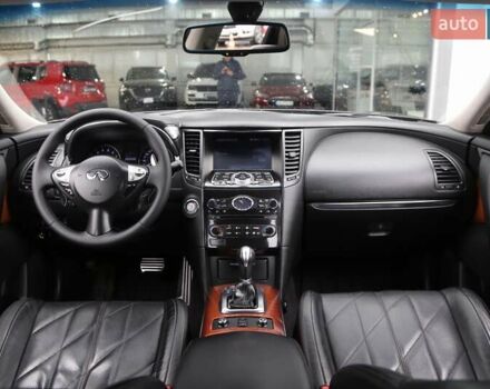 Черный Инфинити QX70, объемом двигателя 3.7 л и пробегом 150 тыс. км за 19500 $, фото 14 на Automoto.ua