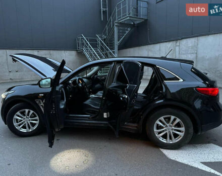 Черный Инфинити QX70, объемом двигателя 3.7 л и пробегом 230 тыс. км за 16500 $, фото 13 на Automoto.ua