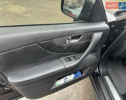 Черный Инфинити QX70, объемом двигателя 3.7 л и пробегом 185 тыс. км за 17700 $, фото 12 на Automoto.ua