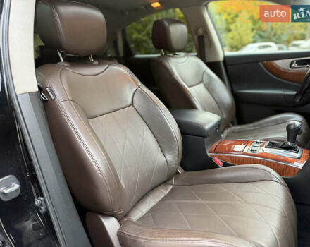 Черный Инфинити QX70, объемом двигателя 3.7 л и пробегом 141 тыс. км за 21500 $, фото 49 на Automoto.ua