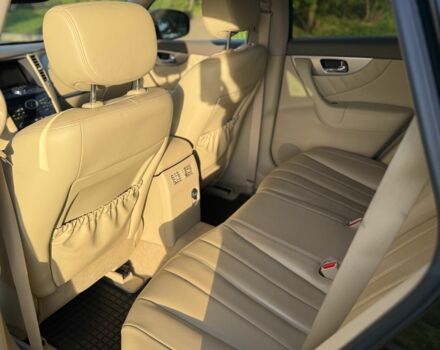 Черный Инфинити QX70, объемом двигателя 3.7 л и пробегом 170 тыс. км за 22300 $, фото 5 на Automoto.ua