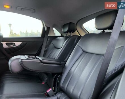 Черный Инфинити QX70, объемом двигателя 3.7 л и пробегом 128 тыс. км за 26500 $, фото 32 на Automoto.ua