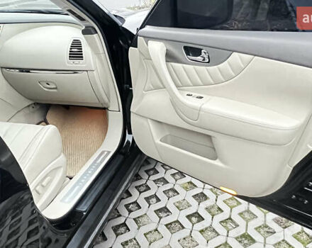 Черный Инфинити QX70, объемом двигателя 3.7 л и пробегом 194 тыс. км за 14900 $, фото 16 на Automoto.ua