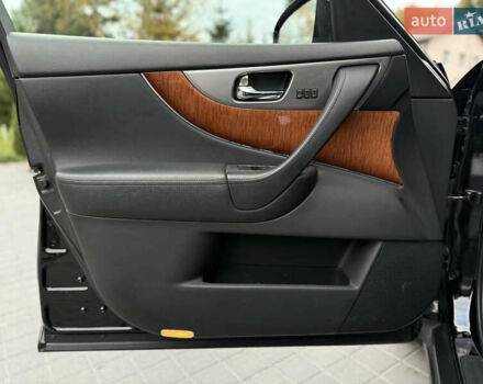 Черный Инфинити QX70, объемом двигателя 3.7 л и пробегом 141 тыс. км за 21500 $, фото 21 на Automoto.ua