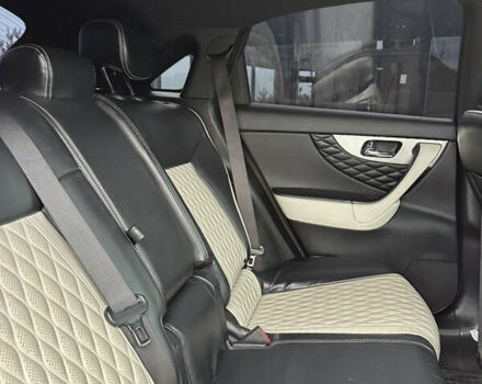 Черный Инфинити QX70, объемом двигателя 3.7 л и пробегом 220 тыс. км за 21500 $, фото 18 на Automoto.ua