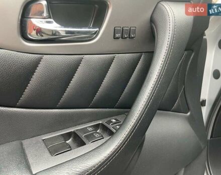 Серый Инфинити QX70, объемом двигателя 3.7 л и пробегом 122 тыс. км за 15500 $, фото 13 на Automoto.ua