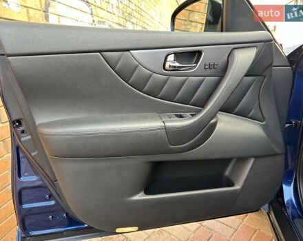 Синий Инфинити QX70, объемом двигателя 3.7 л и пробегом 197 тыс. км за 15555 $, фото 12 на Automoto.ua