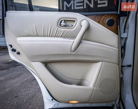 Белый Инфинити QX80, объемом двигателя 5.55 л и пробегом 81 тыс. км за 25000 $, фото 32 на Automoto.ua