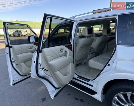 Белый Инфинити QX80, объемом двигателя 5.55 л и пробегом 48 тыс. км за 29900 $, фото 37 на Automoto.ua
