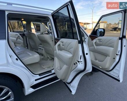 Белый Инфинити QX80, объемом двигателя 5.55 л и пробегом 48 тыс. км за 29900 $, фото 38 на Automoto.ua