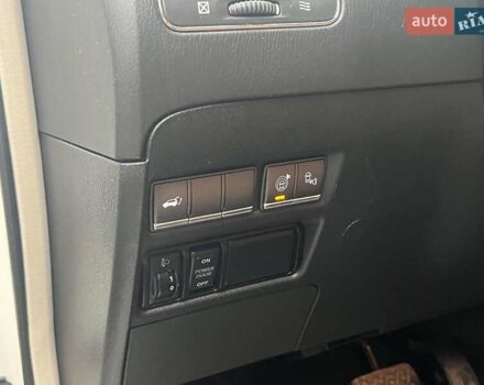 Белый Инфинити QX80, объемом двигателя 5.6 л и пробегом 172 тыс. км за 22990 $, фото 19 на Automoto.ua