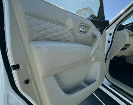 Белый Инфинити QX80, объемом двигателя 5.55 л и пробегом 47 тыс. км за 46000 $, фото 4 на Automoto.ua