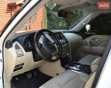 Белый Инфинити QX80, объемом двигателя 5.55 л и пробегом 100 тыс. км за 45500 $, фото 5 на Automoto.ua