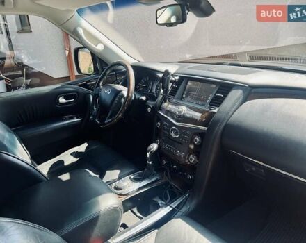 Черный Инфинити QX80, объемом двигателя 5.55 л и пробегом 165 тыс. км за 22000 $, фото 7 на Automoto.ua