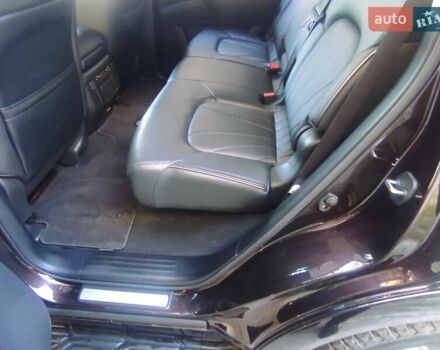 Красный Инфинити QX80, объемом двигателя 5.6 л и пробегом 27 тыс. км за 25600 $, фото 7 на Automoto.ua