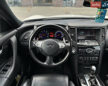 Белый Инфинити FX 30, объемом двигателя 3 л и пробегом 175 тыс. км за 15200 $, фото 42 на Automoto.ua