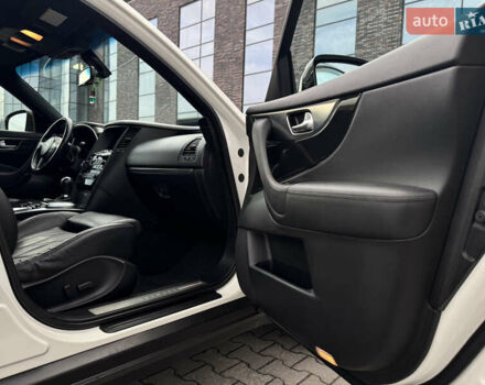 Белый Инфинити FX 30, объемом двигателя 3 л и пробегом 175 тыс. км за 15200 $, фото 62 на Automoto.ua