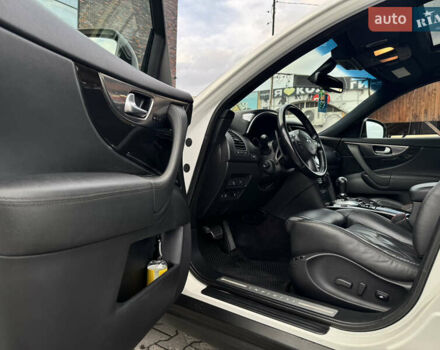 Белый Инфинити FX 30, объемом двигателя 3 л и пробегом 175 тыс. км за 15200 $, фото 30 на Automoto.ua