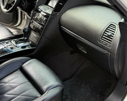 Белый Инфинити FX 30, объемом двигателя 3 л и пробегом 145 тыс. км за 17000 $, фото 21 на Automoto.ua