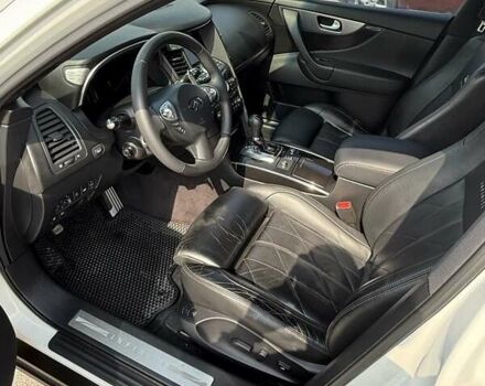 Белый Инфинити FX 30, объемом двигателя 3 л и пробегом 145 тыс. км за 17000 $, фото 9 на Automoto.ua