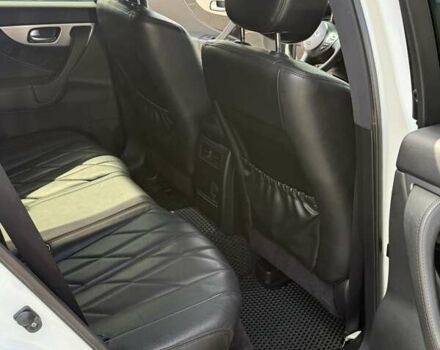 Белый Инфинити FX 30, объемом двигателя 3 л и пробегом 145 тыс. км за 17000 $, фото 18 на Automoto.ua