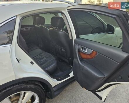 Белый Инфинити FX 30, объемом двигателя 3 л и пробегом 205 тыс. км за 15200 $, фото 9 на Automoto.ua