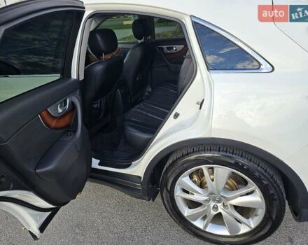 Белый Инфинити FX 30, объемом двигателя 3 л и пробегом 205 тыс. км за 15200 $, фото 6 на Automoto.ua