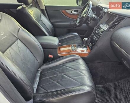 Белый Инфинити FX 30, объемом двигателя 3 л и пробегом 205 тыс. км за 15200 $, фото 11 на Automoto.ua