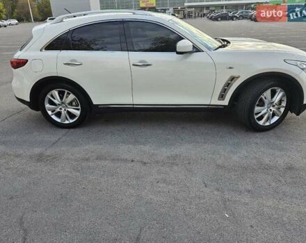 Белый Инфинити FX 30, объемом двигателя 3 л и пробегом 205 тыс. км за 15200 $, фото 5 на Automoto.ua