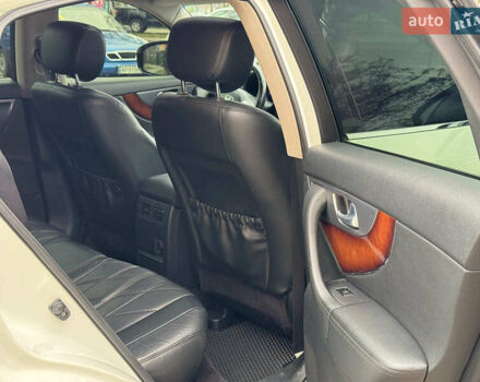 Белый Инфинити FX 30, объемом двигателя 3 л и пробегом 207 тыс. км за 13990 $, фото 9 на Automoto.ua