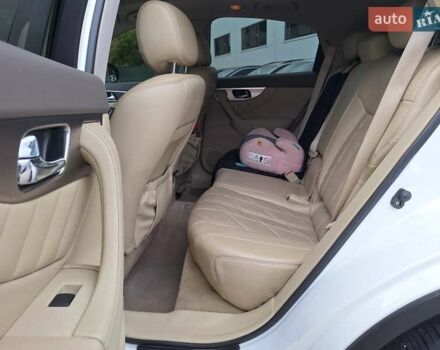 Белый Инфинити FX 35, объемом двигателя 3.5 л и пробегом 180 тыс. км за 14400 $, фото 21 на Automoto.ua