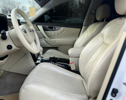 Белый Инфинити FX 35, объемом двигателя 3.5 л и пробегом 171 тыс. км за 11700 $, фото 9 на Automoto.ua