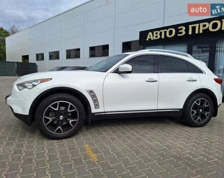 Белый Инфинити FX 35, объемом двигателя 3.5 л и пробегом 180 тыс. км за 14400 $, фото 1 на Automoto.ua