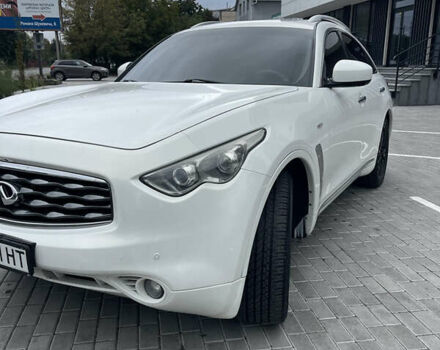 Белый Инфинити FX 35, объемом двигателя 3.5 л и пробегом 270 тыс. км за 12700 $, фото 3 на Automoto.ua