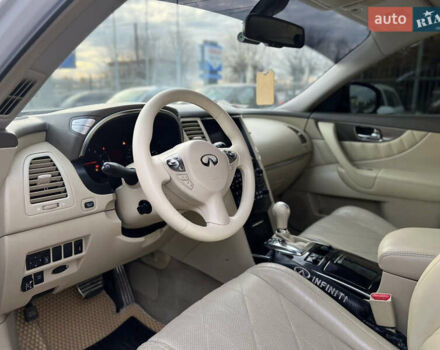 Белый Инфинити FX 35, объемом двигателя 3.5 л и пробегом 171 тыс. км за 11700 $, фото 8 на Automoto.ua