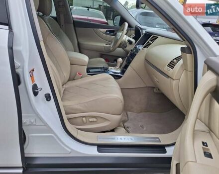 Белый Инфинити FX 35, объемом двигателя 3.5 л и пробегом 180 тыс. км за 14400 $, фото 27 на Automoto.ua