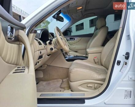 Белый Инфинити FX 35, объемом двигателя 3.5 л и пробегом 180 тыс. км за 14400 $, фото 13 на Automoto.ua