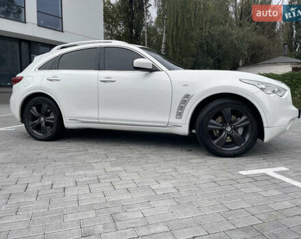 Белый Инфинити FX 35, объемом двигателя 3.5 л и пробегом 270 тыс. км за 12700 $, фото 5 на Automoto.ua