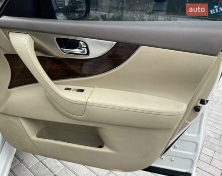 Белый Инфинити FX 35, объемом двигателя 3.5 л и пробегом 270 тыс. км за 12700 $, фото 39 на Automoto.ua