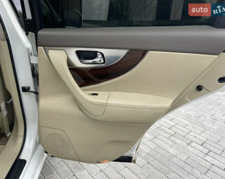 Белый Инфинити FX 35, объемом двигателя 3.5 л и пробегом 270 тыс. км за 12700 $, фото 33 на Automoto.ua