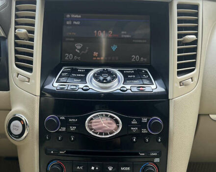 Белый Инфинити FX 35, объемом двигателя 3.5 л и пробегом 171 тыс. км за 11700 $, фото 13 на Automoto.ua